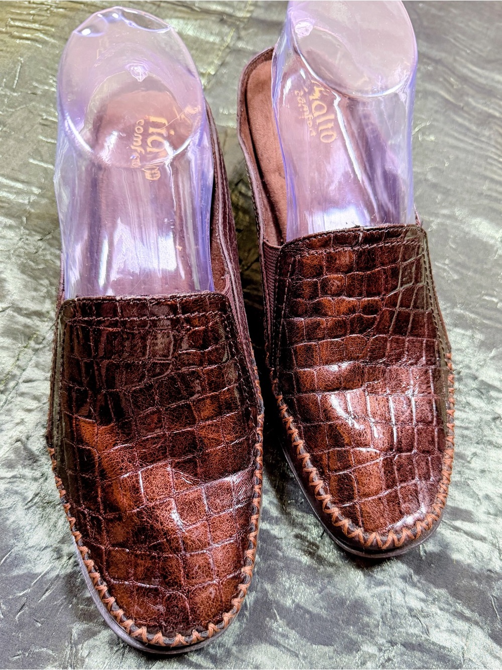 Rialto Comfort Women’s Brown Croc-Embossed Slip-On Loafers. Size 10